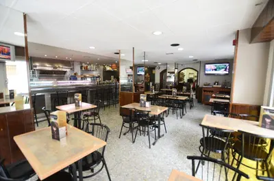 Un restaurante o sitio para comer en Hostal Los Maños