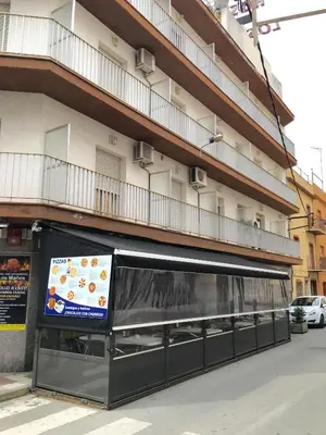 Edificio en el que se encuentra el hostal o pensión