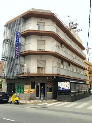 Edificio en el que se encuentra el hostal o pensión