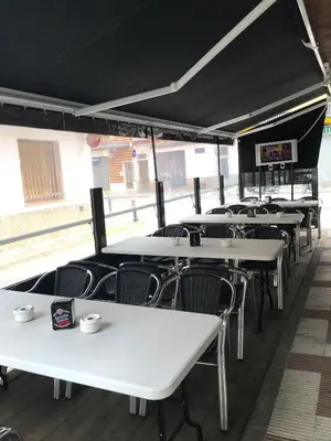 Un restaurante o sitio para comer en Hostal Los Maños