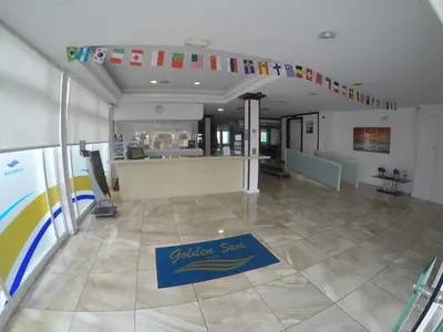 El vestíbulo o zona de recepción de Hotel Golden Sand