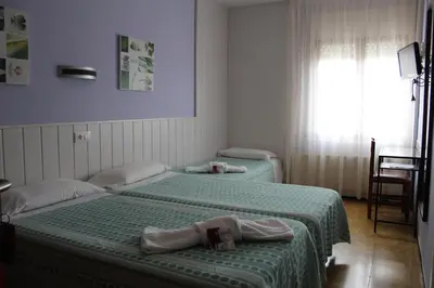 Cama o camas de una habitación en Hostal Fabrellas
