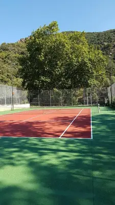 Instalaciones para jugar a tenis o squash en Salions Apartment o alrededores