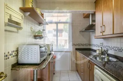 Una cocina o zona de cocina en Antora B, by SeaMount Rentals