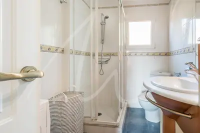 Un baño de Antora B, by SeaMount Rentals