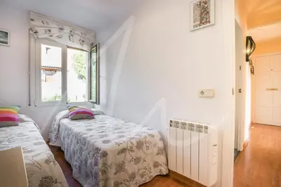 Cama o camas de una habitación en Antora B, by SeaMount Rentals
