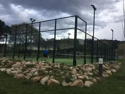 Instalaciones para jugar a tenis o squash en Camping Castell D'aro o alrededores