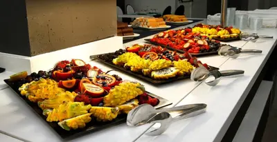 Comida en o cerca de este hotel