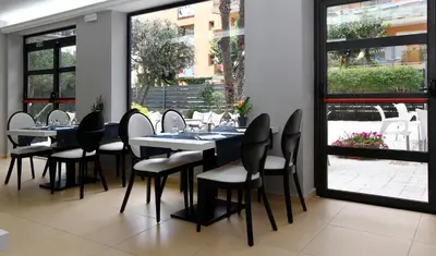 Un restaurante o sitio para comer en Summer Hotel