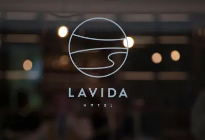 Certificado, premio, señal o documento que está expuesto en LAVIDA Hotel at Camiral, a Quinta do Lago Resort