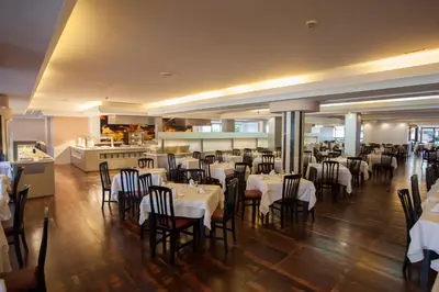 Un restaurante o sitio para comer en Hotel Maria del Mar