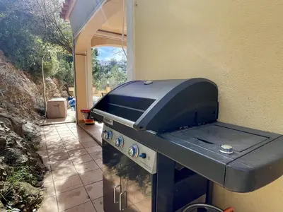 Barbacoa disponible para clientes en la villa