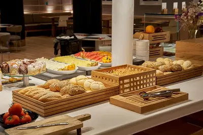 Comida en o cerca de este hotel