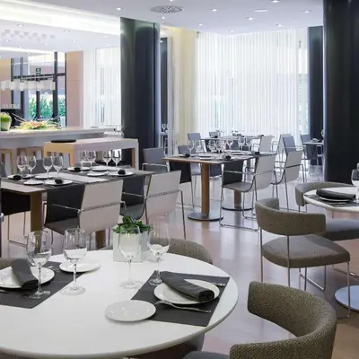 Un restaurante o sitio para comer en DoubleTree by Hilton Girona
