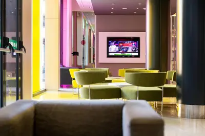 Una televisión o centro de entretenimiento en DoubleTree by Hilton Girona
