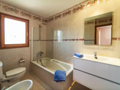 Un baño de Holiday Home Miro by Interhome