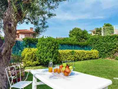 Jardín al aire libre en Holiday Home Villa Esther by Interhome