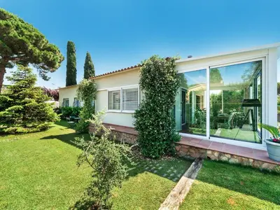 Jardín al aire libre en Holiday Home Amsterdam by Interhome