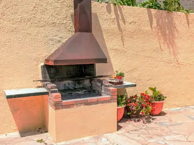 Barbacoa disponible para clientes en la casa o chalet