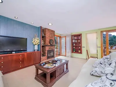 Una televisión o centro de entretenimiento en Holiday Home Cala Llorell-1 by Interhome