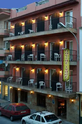 Edificio en el que se encuentra el hostal o pensión