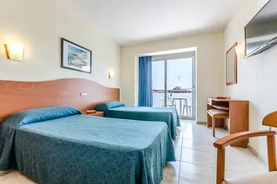 Cama o camas de una habitación en Hotel Mar Blau