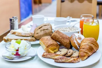 Comida en o cerca de este hotel