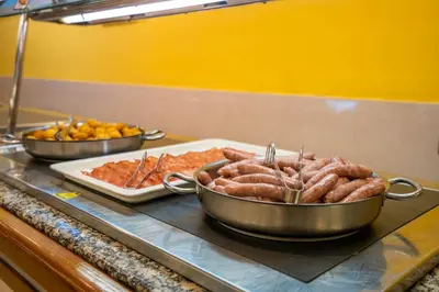 Comida en o cerca de este hotel