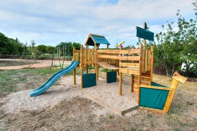 Zona de juegos infantil en Masia Cal Ros