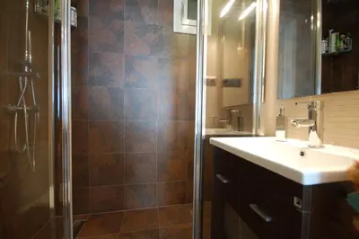 Un baño de Lets Holidays Comfortable Apartment Near Beach