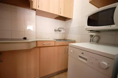 Una cocina o zona de cocina en Lets Holidays Comfortable Apartment Near Beach