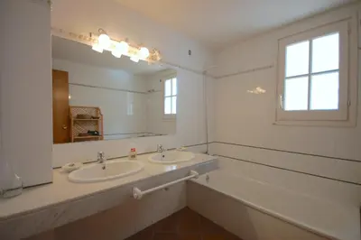 Un baño de Lets Holidays Sailor House with Sea Views