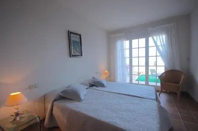 Cama o camas de una habitación en Lets Holidays Sailor House with Sea Views