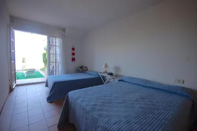 Cama o camas de una habitación en Lets Holidays Sailor House with Sea Views