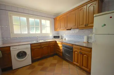 Una cocina o zona de cocina en Lets Holidays Sailor House with Sea Views