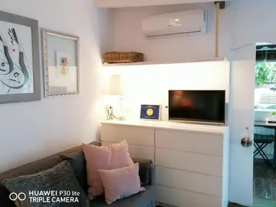 Una televisión o centro de entretenimiento en Casa Rosa Garden House