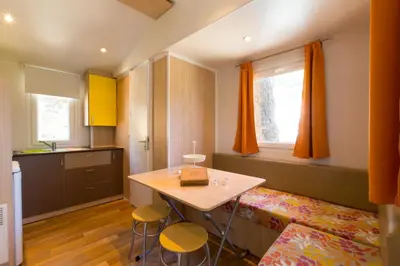 Una cocina o zona de cocina en Camping Bungalows El Far