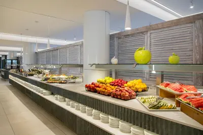 Comida en o cerca de este hotel