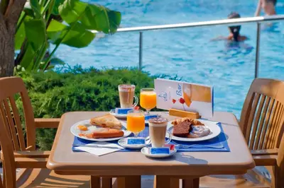 Comida en o cerca de este hotel
