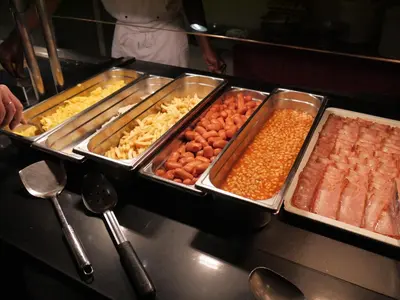 Comida en o cerca de este hotel