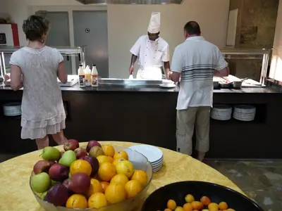 Comida en o cerca de este hotel