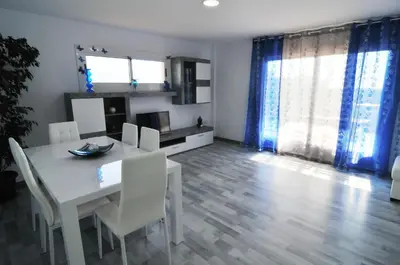 Una televisión o centro de entretenimiento en HomeHolidaysRentals Solmar