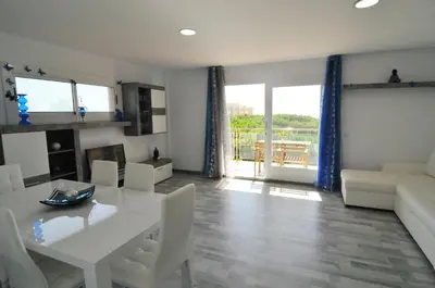 Una televisión o centro de entretenimiento en HomeHolidaysRentals Solmar