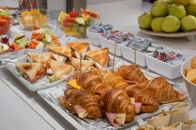 Comida en o cerca de este hotel