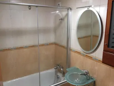 Un baño de PISO CÉNTRICO DE 100 M2