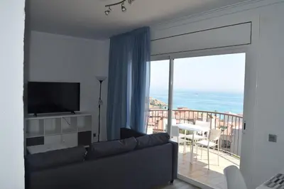 Una televisión o centro de entretenimiento en Apartamentos AR Muntanya Mar