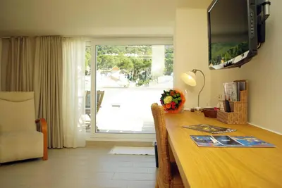 Una televisión o centro de entretenimiento en Hotel Llafranch