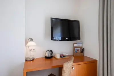 Una televisión o centro de entretenimiento en Hotel Llafranch