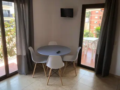 Una televisión o centro de entretenimiento en Apartamentos AR Caribe