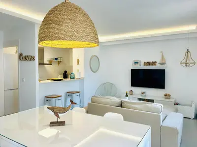 Una televisión o centro de entretenimiento en Luminoso y reformado apartamento a 1min de playa